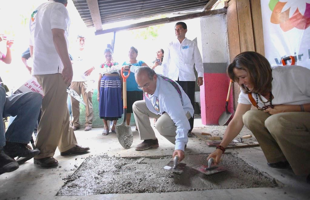 Calderón prometió piso firme para todas las viviendas, pero dejó a más de 600 mil familias sobre tierra