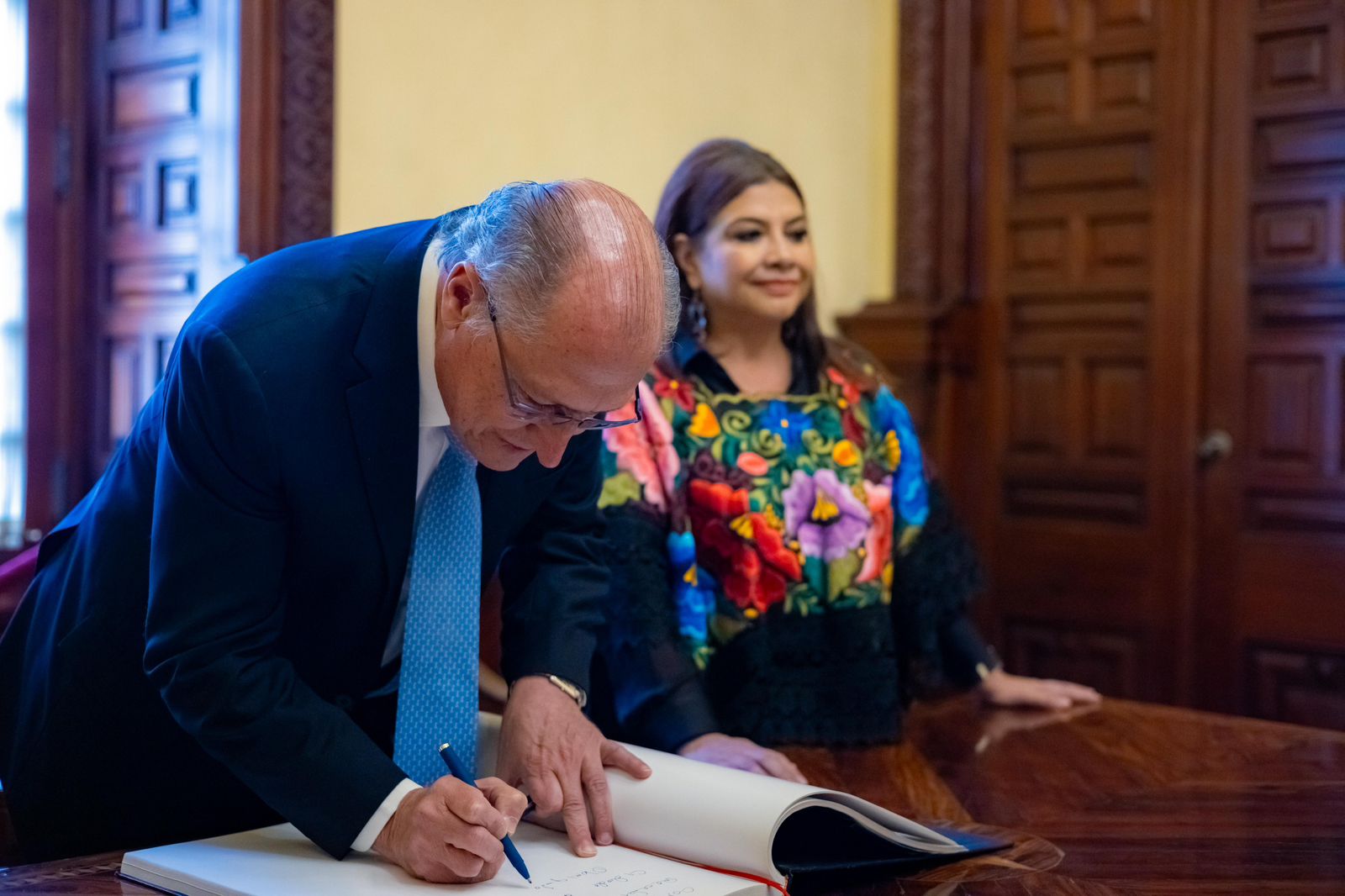 Clara Brugada entrega las Llaves de la Ciudad de México al vicepresidente de Brasil, Geraldo Alckmin
