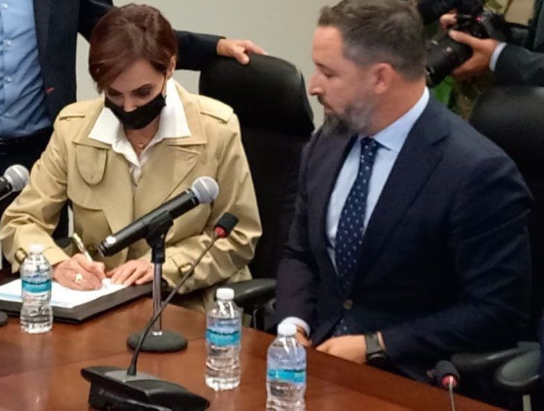 El día que Lilly Téllez entregó su firma a la ultraderecha española