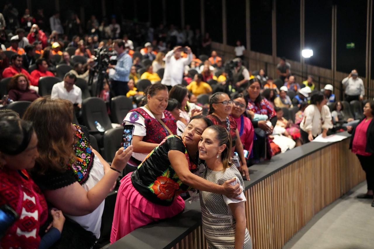 Presidenta Claudia Sheinbaum conmemora el Día del Cine Mexicano 2025 junto a mujeres indígenas en la Cineteca Nacional Chapultepec