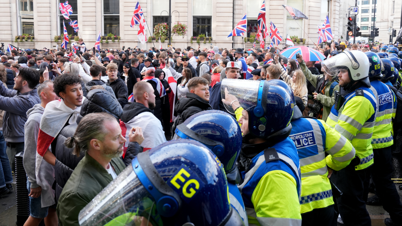 Ultraderecha marcha en Londres con más de 100 mil asistentes; choques dejan 25 detenidos
