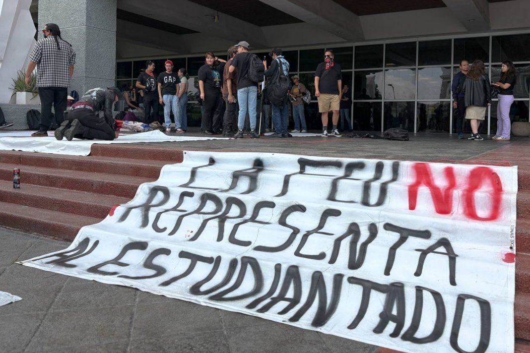 Plantón en la Universidad de Guadalajara es reprimido por porros y funcionarios identificados