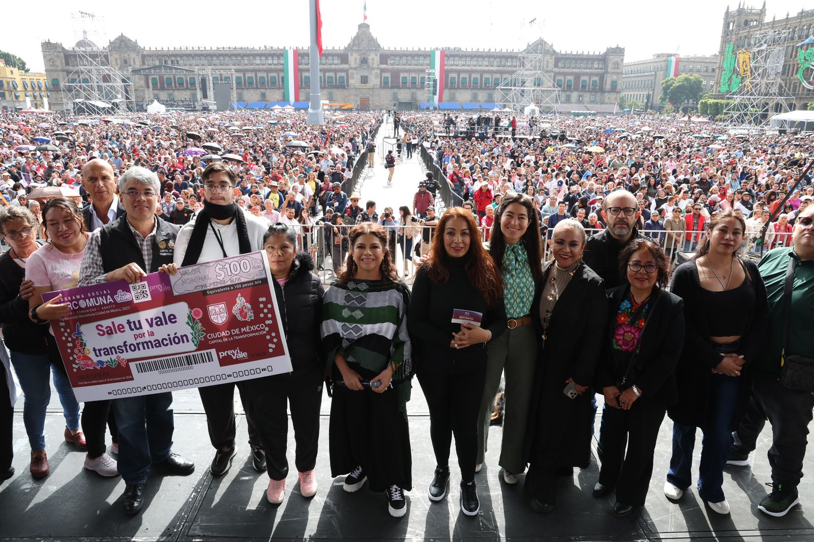 Clara Brugada entrega 50 mil vales de Mercomuna; 335 mil familias serán beneficiadas