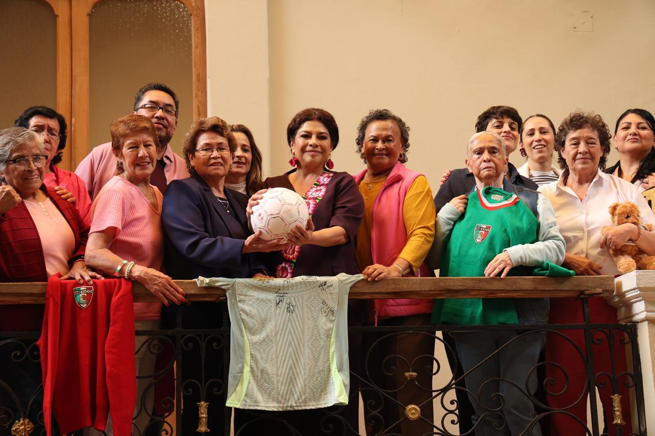 Brugada honra a pioneras del futbol mexicano y anuncia torneo femenil en 2026