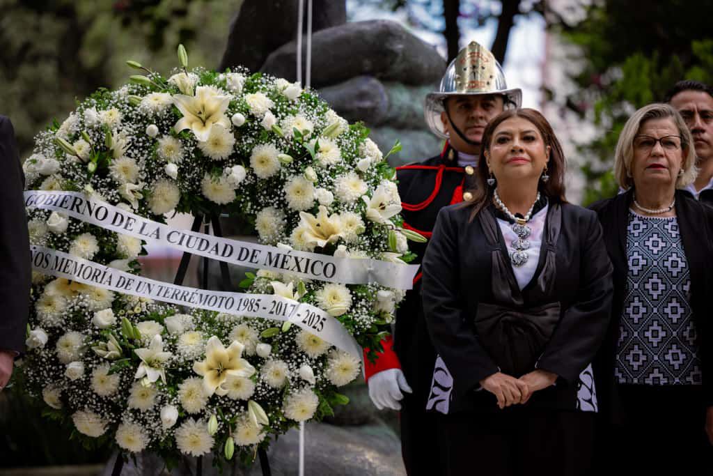 Clara Brugada encabeza homenaje a víctimas de los sismos de 1985 y 2017