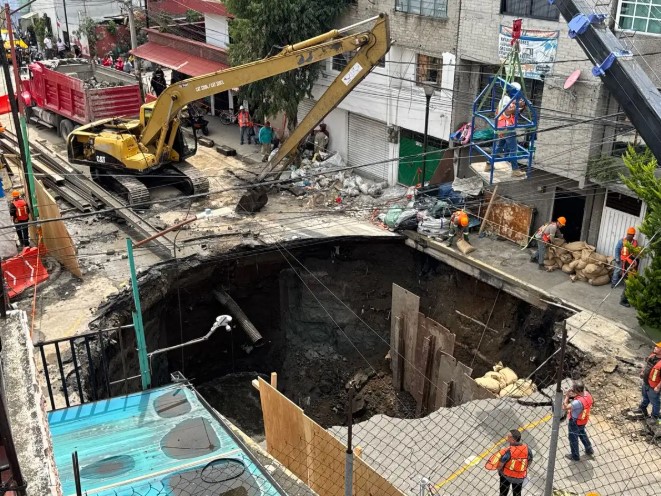 Socavón en Iztapalapa crece tras precipitaciones; evacúan a vecinos de tres casas