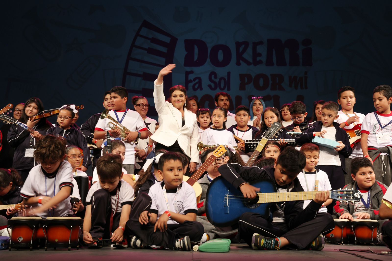 Clara Brugada entrega instrumentos musicales a 500 escuelas de la capital