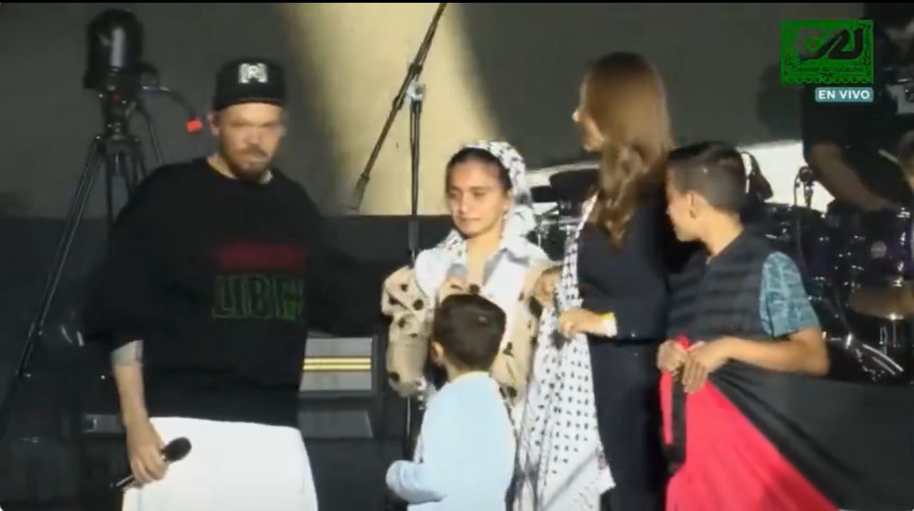 “¡Alto al genocidio!”: niña palestina conmovió en el concierto de Residente, que volvió al Zócalo convertido en clamor por Palestina