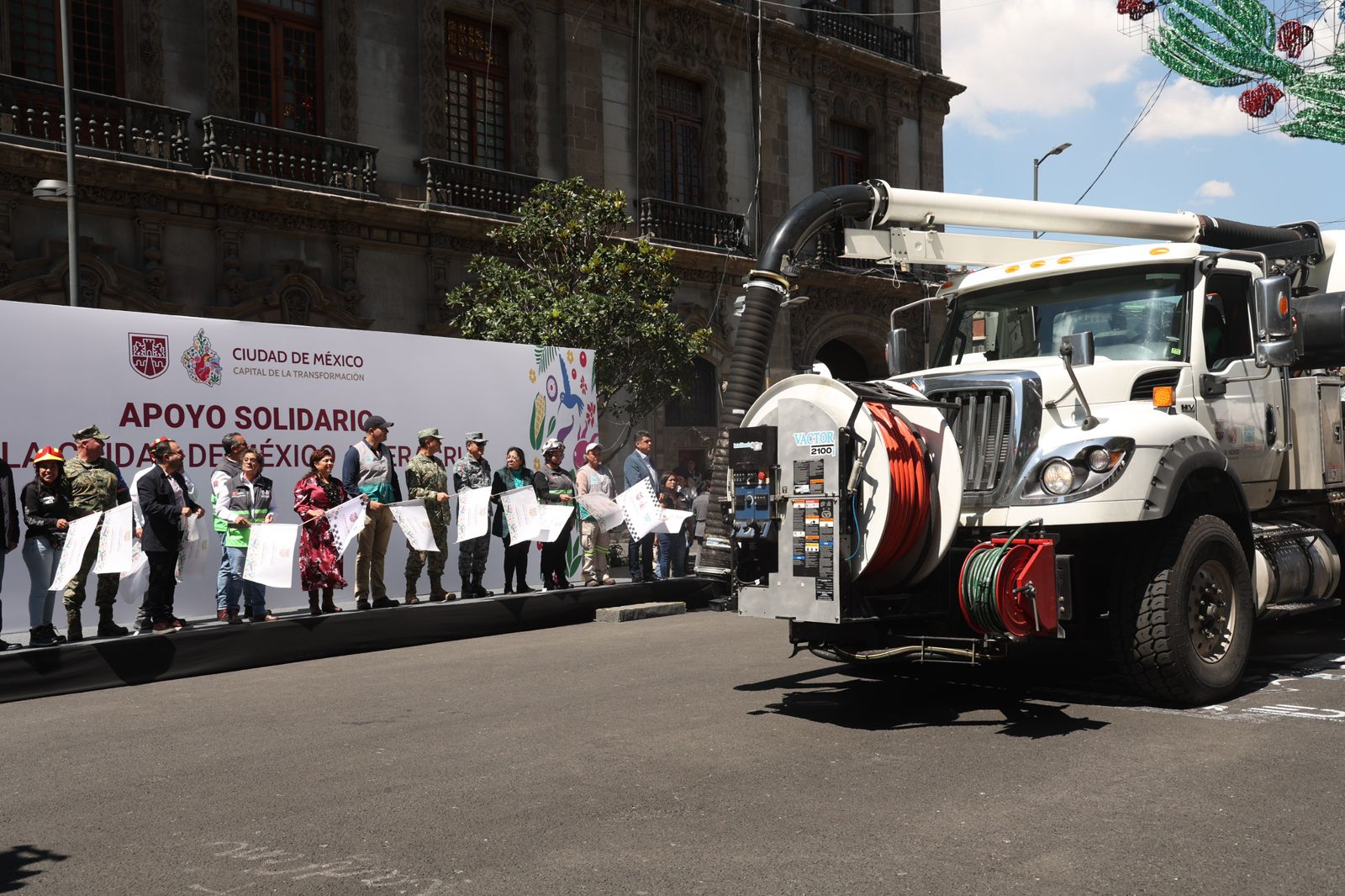 CDMX envía brigada de auxilio y 56 vehículos a Veracruz tras inundaciones; instala 32 centros de acopio para apoyar a damnificados