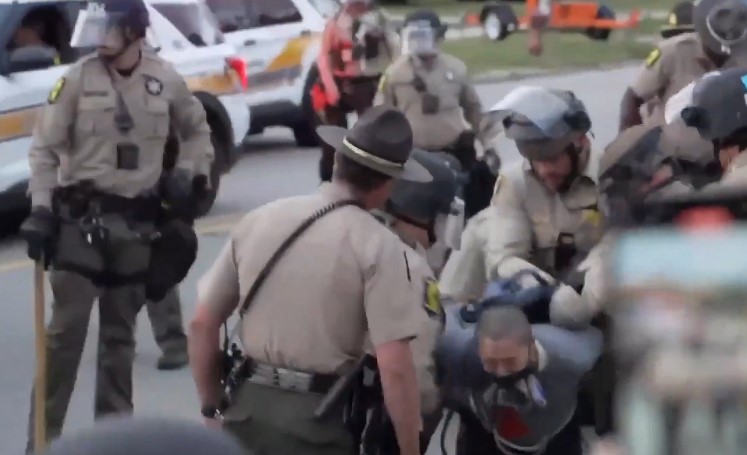 [VIDEO] Tensión en Illinois: Protestas contra ICE terminan en enfrentamientos y arrestos