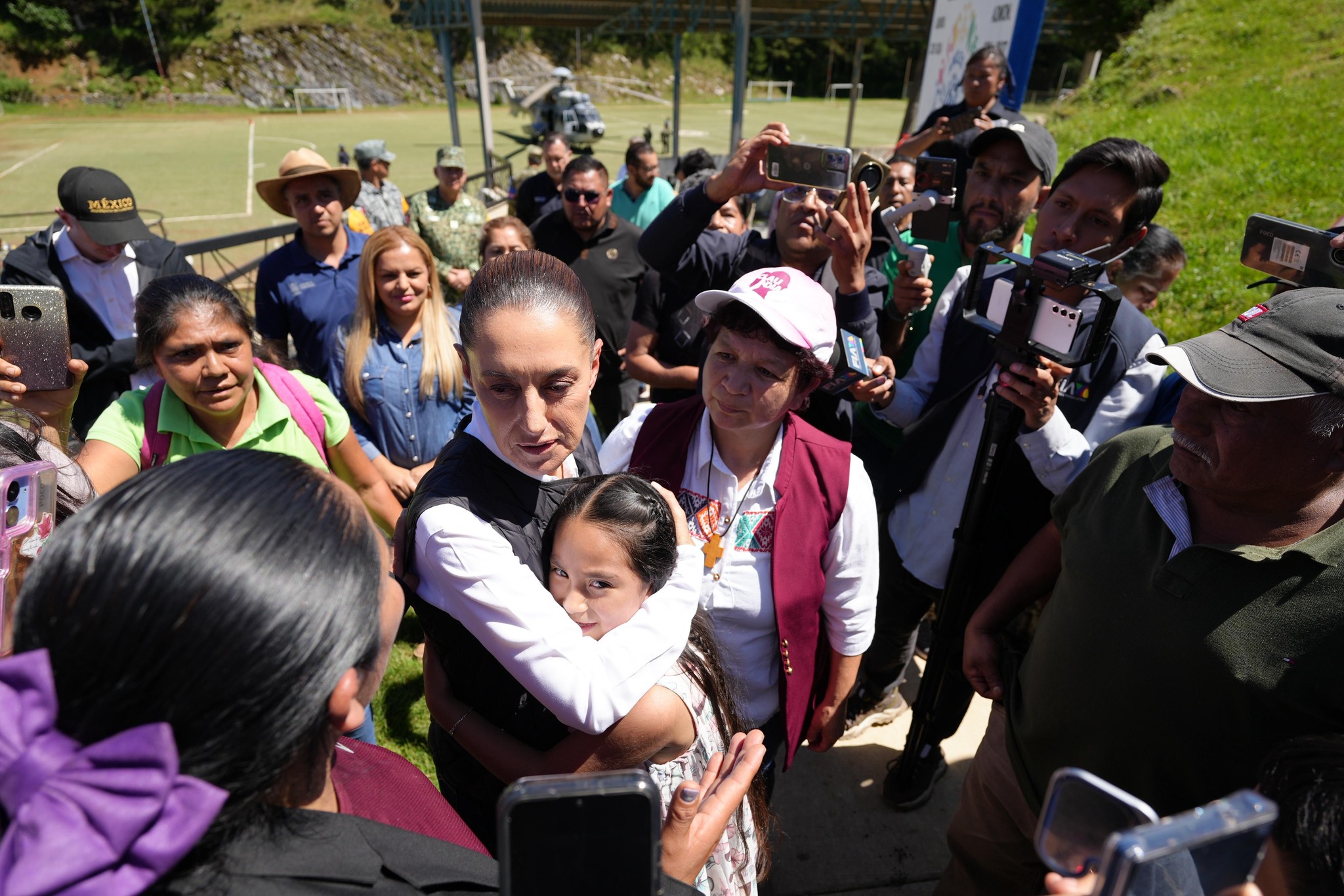 “Saldremos adelante”: Sheinbaum visita zonas afectadas por lluvias en Querétaro