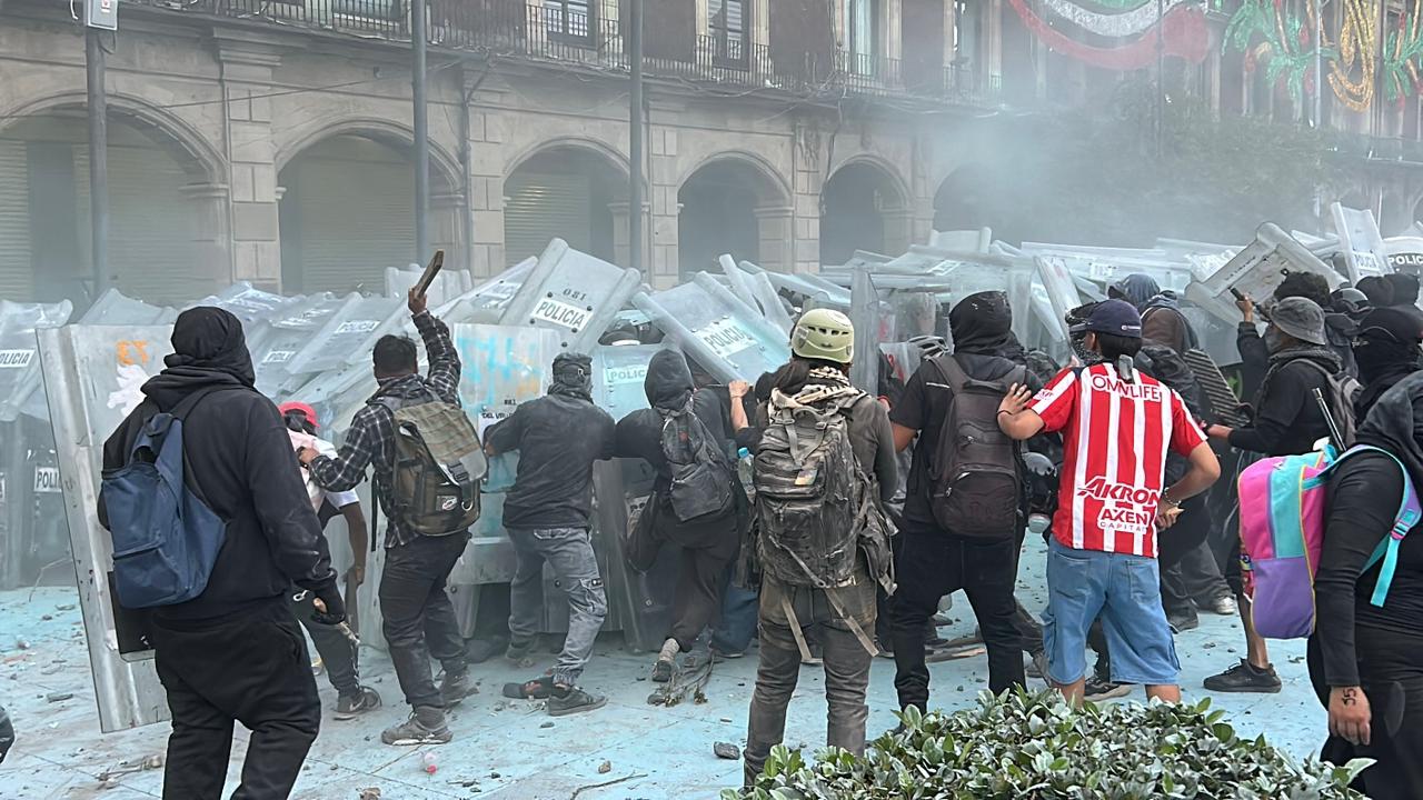 [VIDEO] Permanecen hospitalizados 16 policías agredidos por el ‘bloque negro’ en la macha del 2 de Octubre