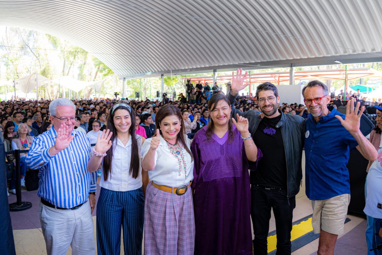 Ciudad de México rompe récord con la Megaclase de Inteligencia Artificial encabezada por Clara Brugada