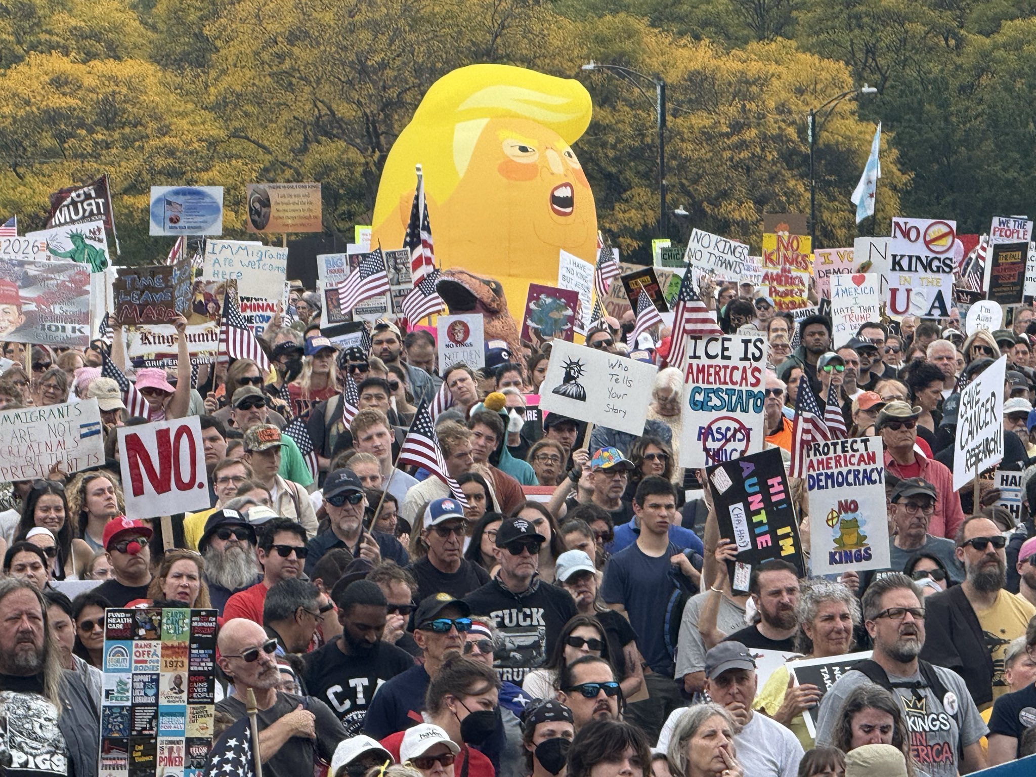 [VIDEO] Multitudes exigen en Estados Unidos límites al poder federal y defensa de libertades civiles