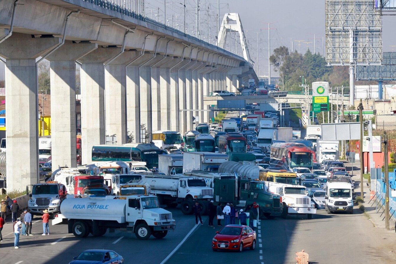 Protestan piperos en Iztapalapa tras operativo contra el ‘huachicol’ de agua