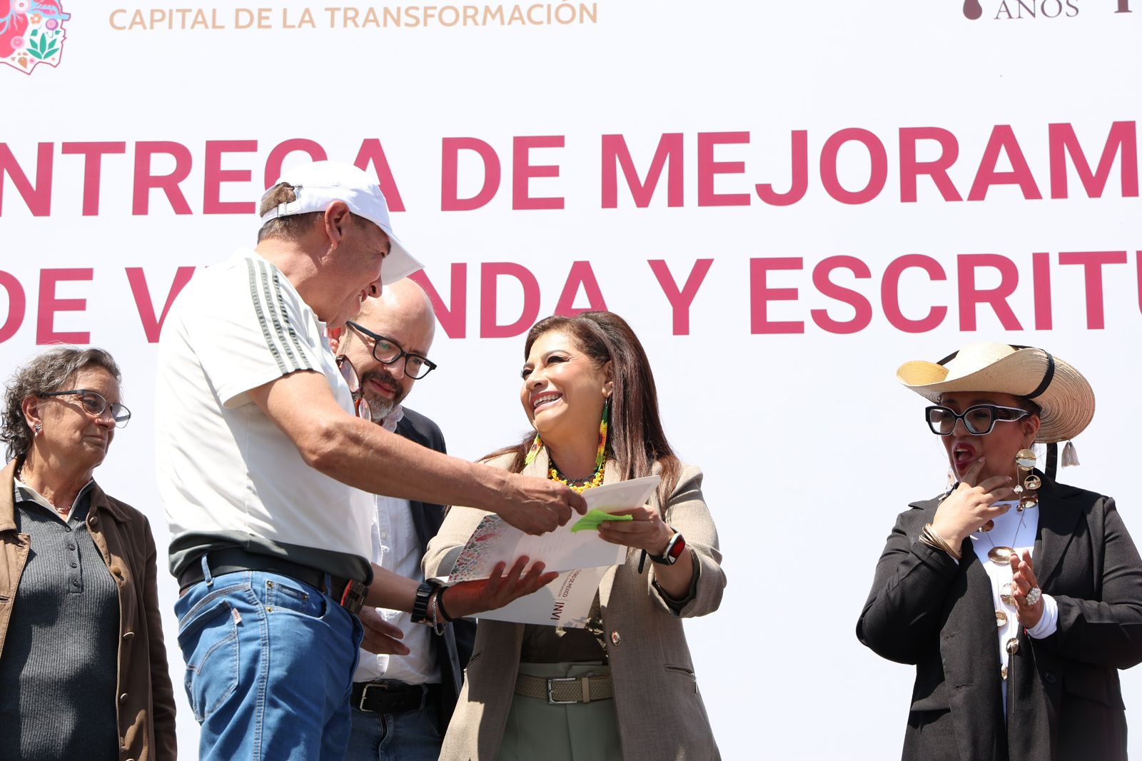 Clara Brugada entrega más de 6 mil créditos de vivienda y 400 escrituras con inversión histórica