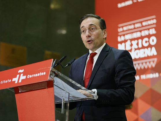 Canciller español Albares enfrenta polémica por reconocer injusticias cometidas durante la Conquista de México