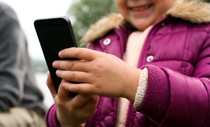 Pantallas y primera infancia: organismos internacionales advierten sobre efectos negativos en el desarrollo infantil