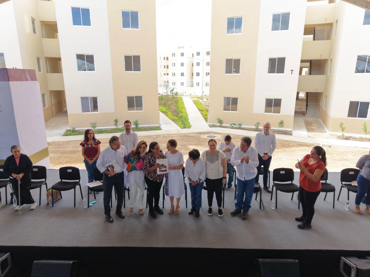 Presidenta Sheinbaum entrega en Quintana Roo 225 viviendas, libera 497 hipotecas y entrega 193 escrituras