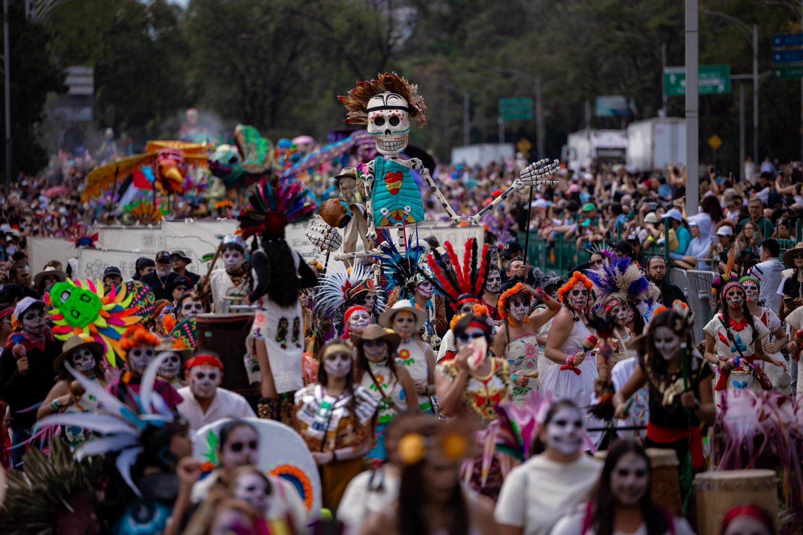 Entre esqueletos y colores: más de 1.4 millones de personas en el gran desfile del Día de Muertos 2025 en CDMX