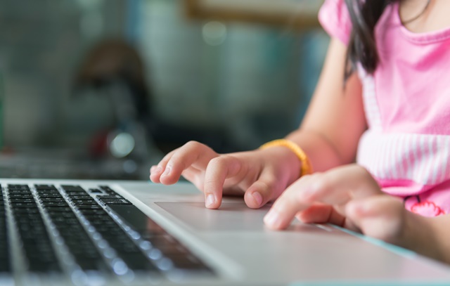 Niños desconectados: Dinamarca prohíbe las redes sociales a menores de 15 años