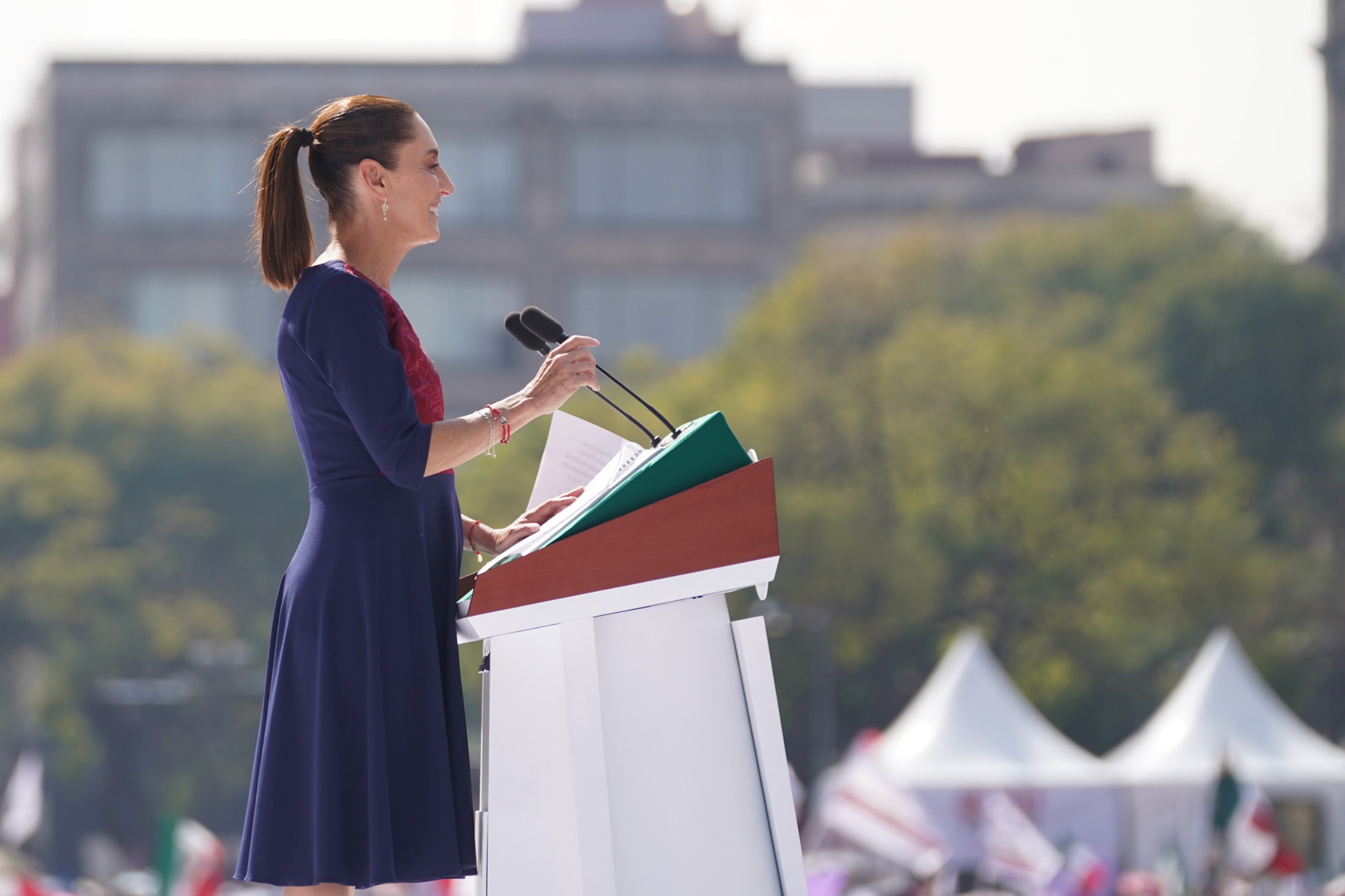“Todos deben cumplir con el SAT; no puede haber condonación de impuestos”: desde el Zócalo, Sheinbaum recuerda dispocisión Constitucional
