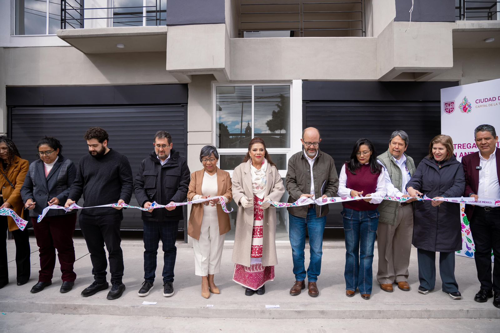 Jefa de Gobierno de la CDMX, Clara Brugada, entregó 60 viviendas a familias damnificadas por el sismo del 2017 en la Cuauhtémoc