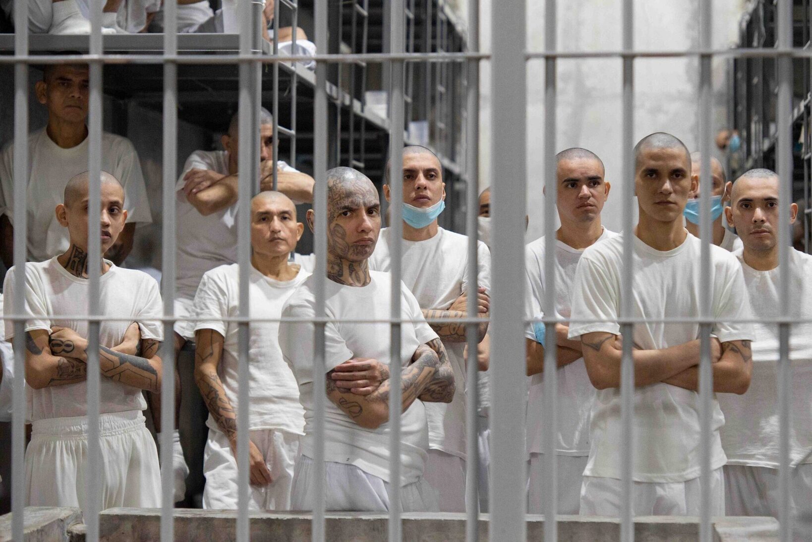 El Salvador impone condenas de hasta mil 335 años de prisión a internos del Centro de Confinamiento del Terrorismo