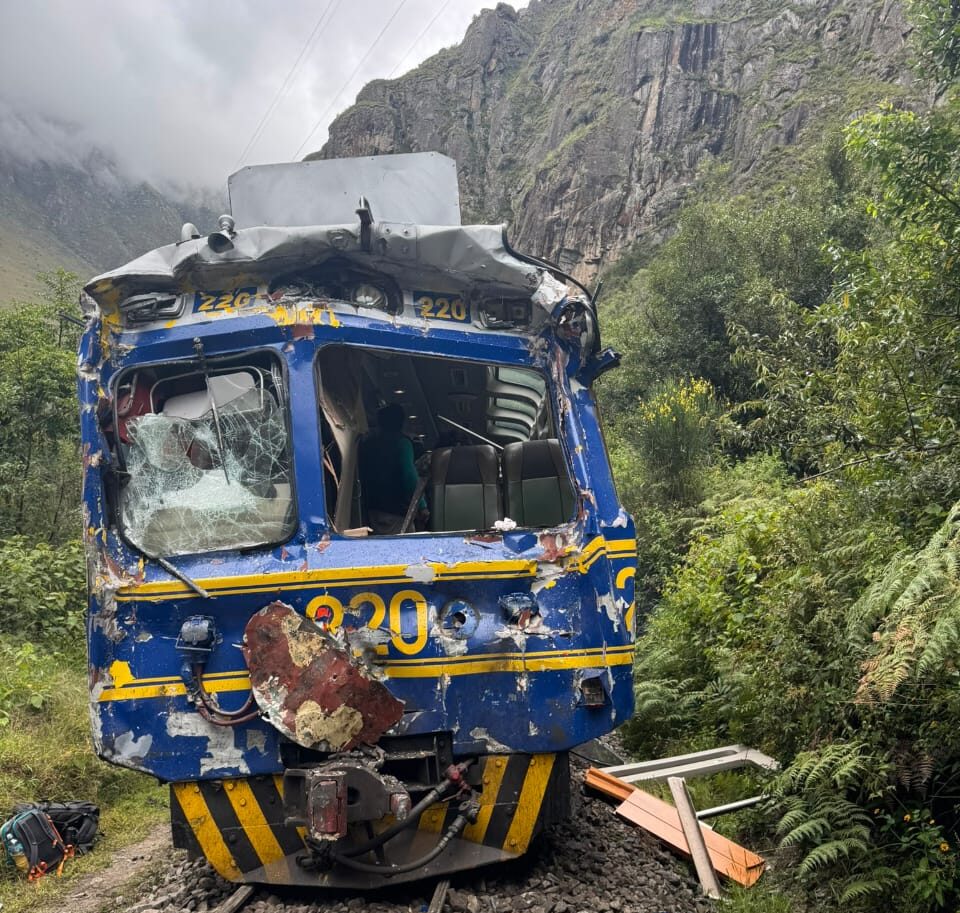 [VIDEO] Colisión frontal de trenes turísticos en Perú deja una víctima mortal y decenas de lesionados