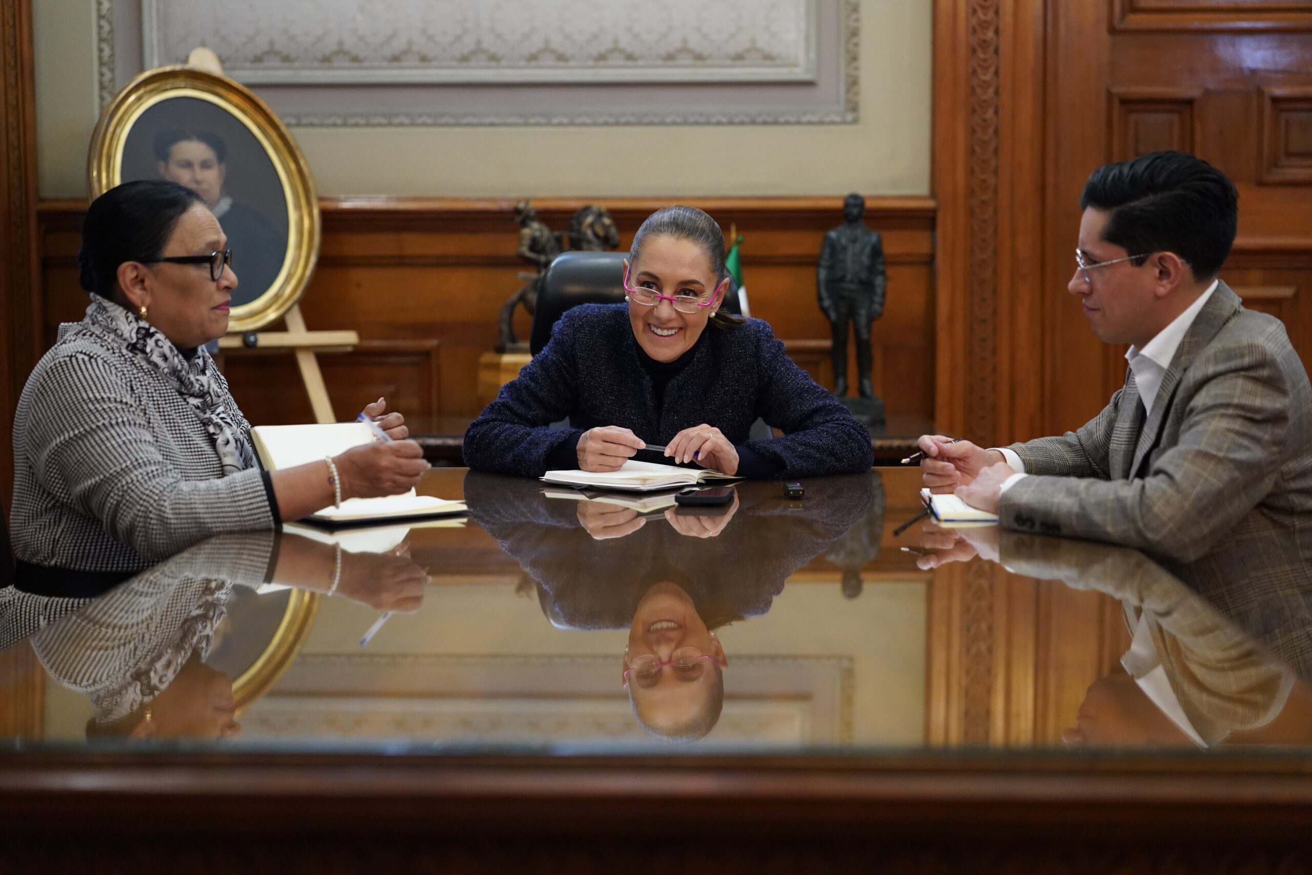 Sheinbaum sostiene llamada con el papa León XIV y formaliza invitación para visitar México