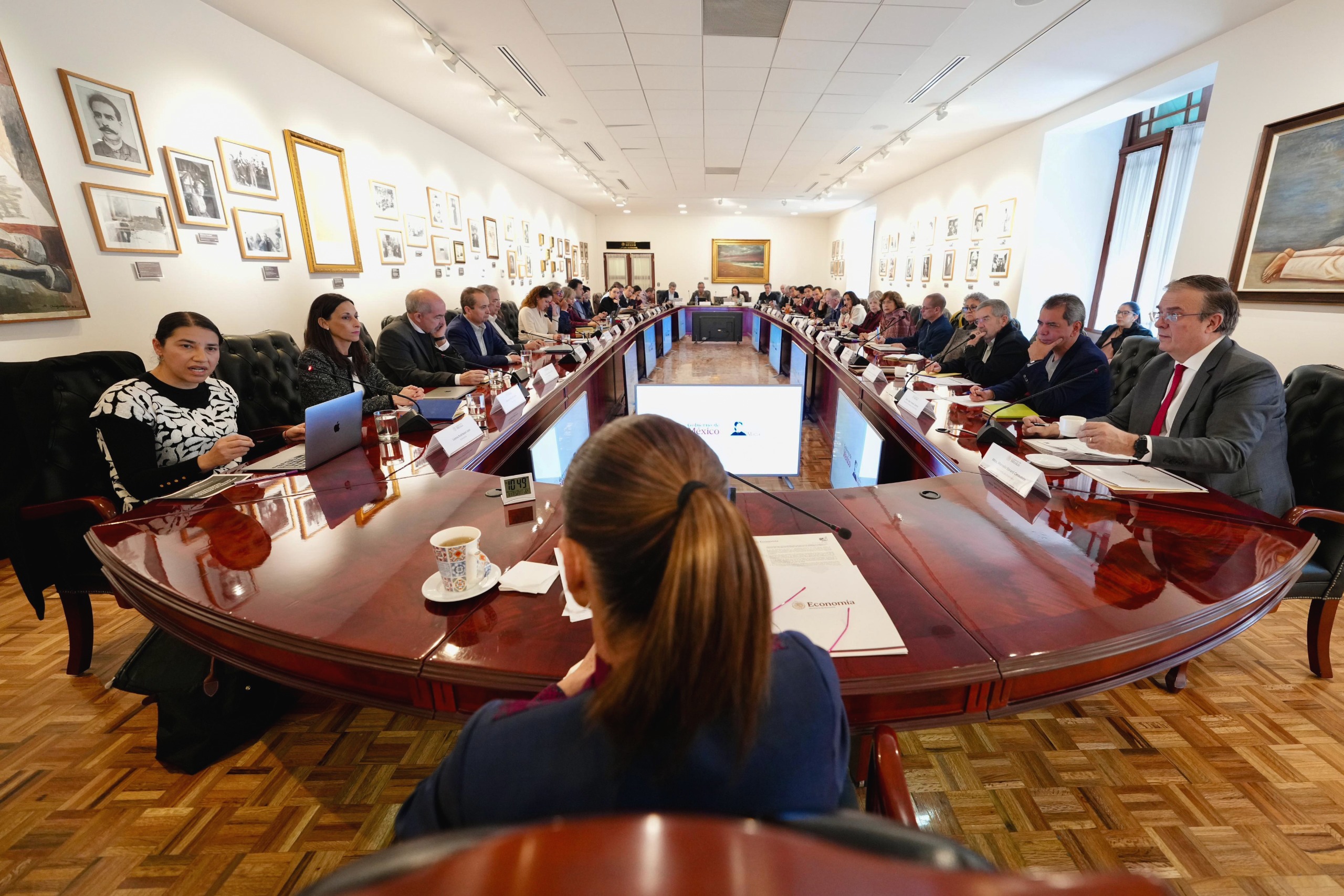 Presidenta Sheinbaum dialoga con economistas sobre crecimiento y fortaleza de México