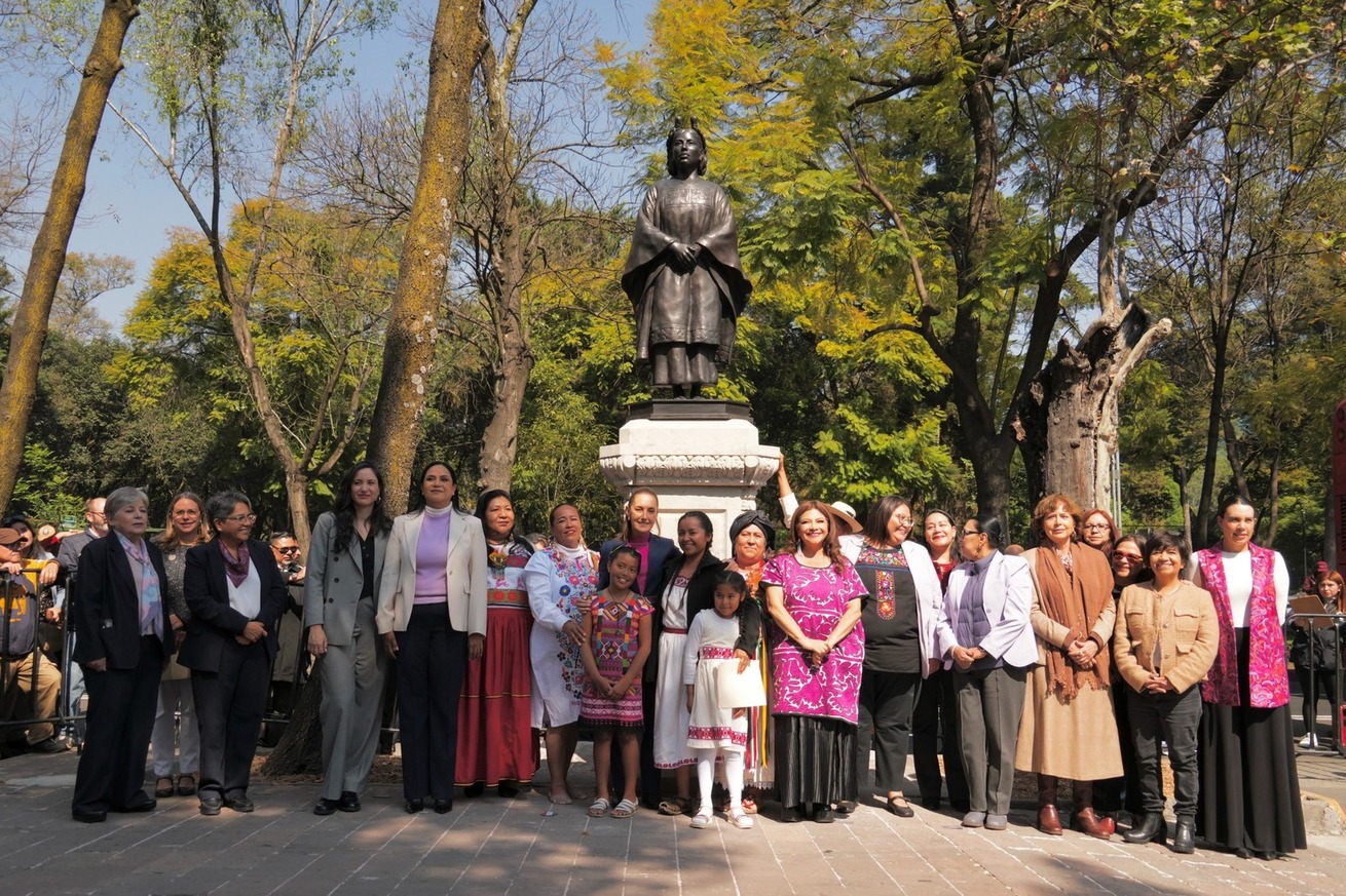 Presidenta Sheinbaum devela esculturas en Paseo de la Reforma dedicadas a mujeres indígenas