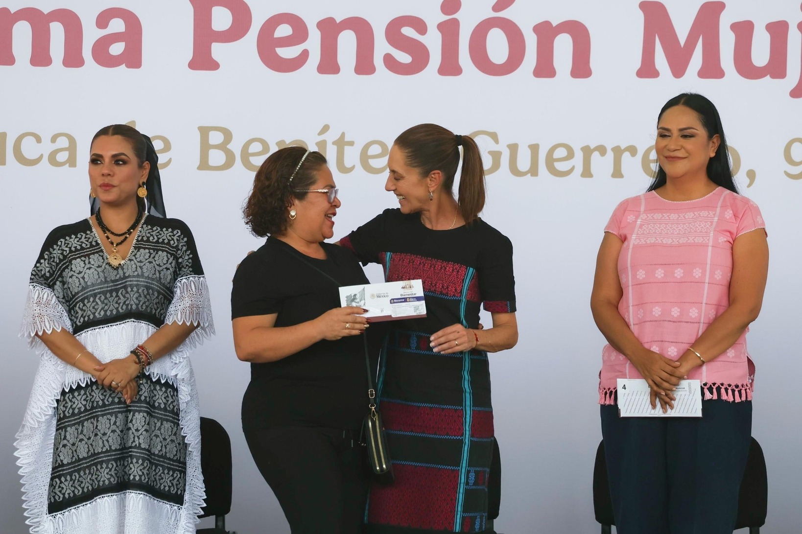 Entrega Presidenta Sheinbaum tarjetas ‘Pensión Mujeres Bienestar’ en Guerrero, estado con más de 74 mil beneficiarias