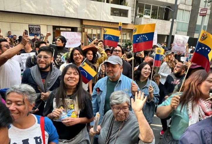 Colectivos en CDMX marchan por la soberanía de Venezuela y exigen liberación de Maduro