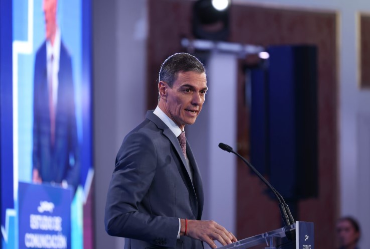 Gobierno de España regulariza por decreto a medio millón de migrantes