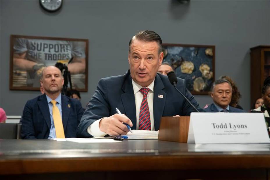 Juez federal cita al jefe del ICE por negar audiencias y violar órdenes judiciales