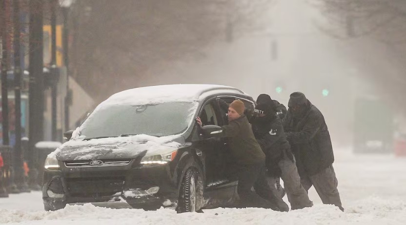 Tormenta invernal golpea a Estados Unidos; 800 mil hogares sin energía y más de 10 mil vuelos en tierra