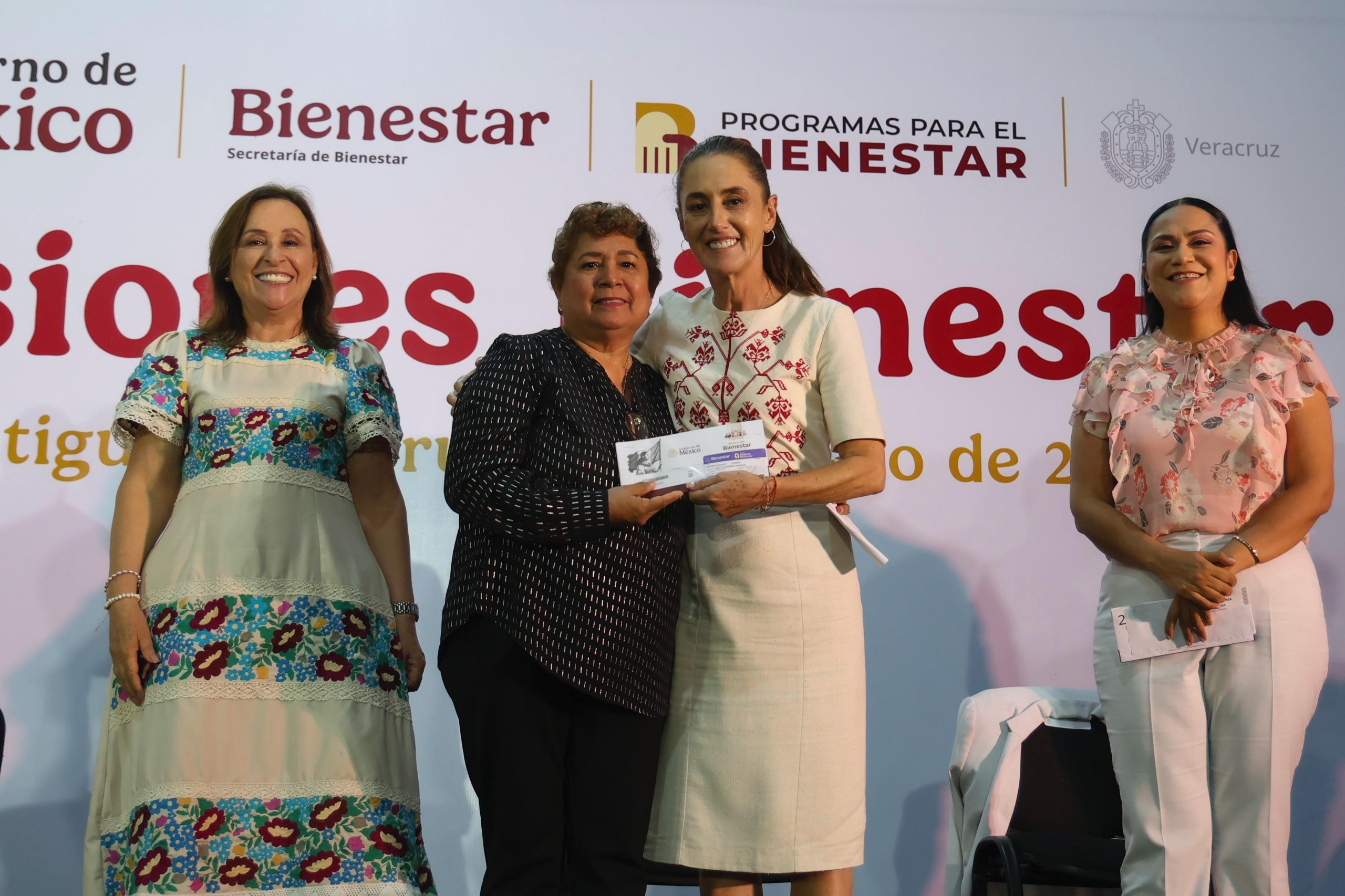 Presidenta Sheinbaum entrega Pensiones para el Bienestar en Veracruz; el estado suma 2.5 millones de derechohabientes