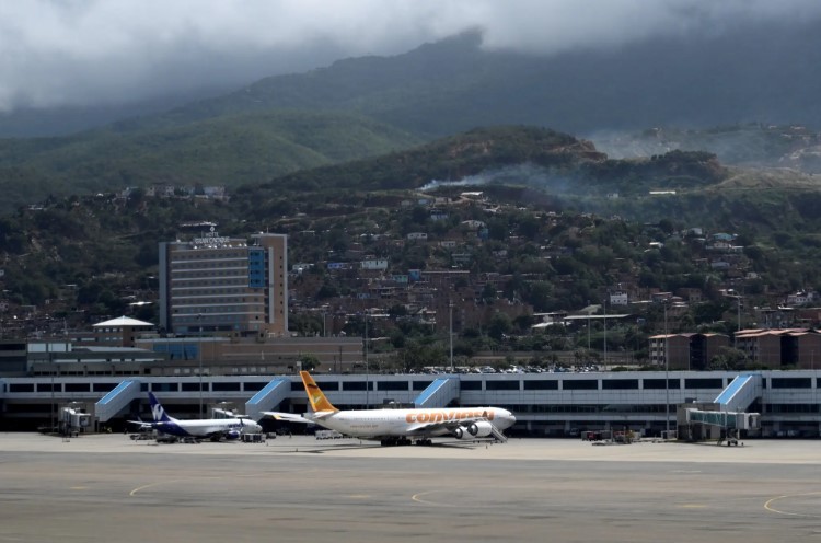 Trump ordena a su Administración reabrir espacio aéreo comercial de Venezuela