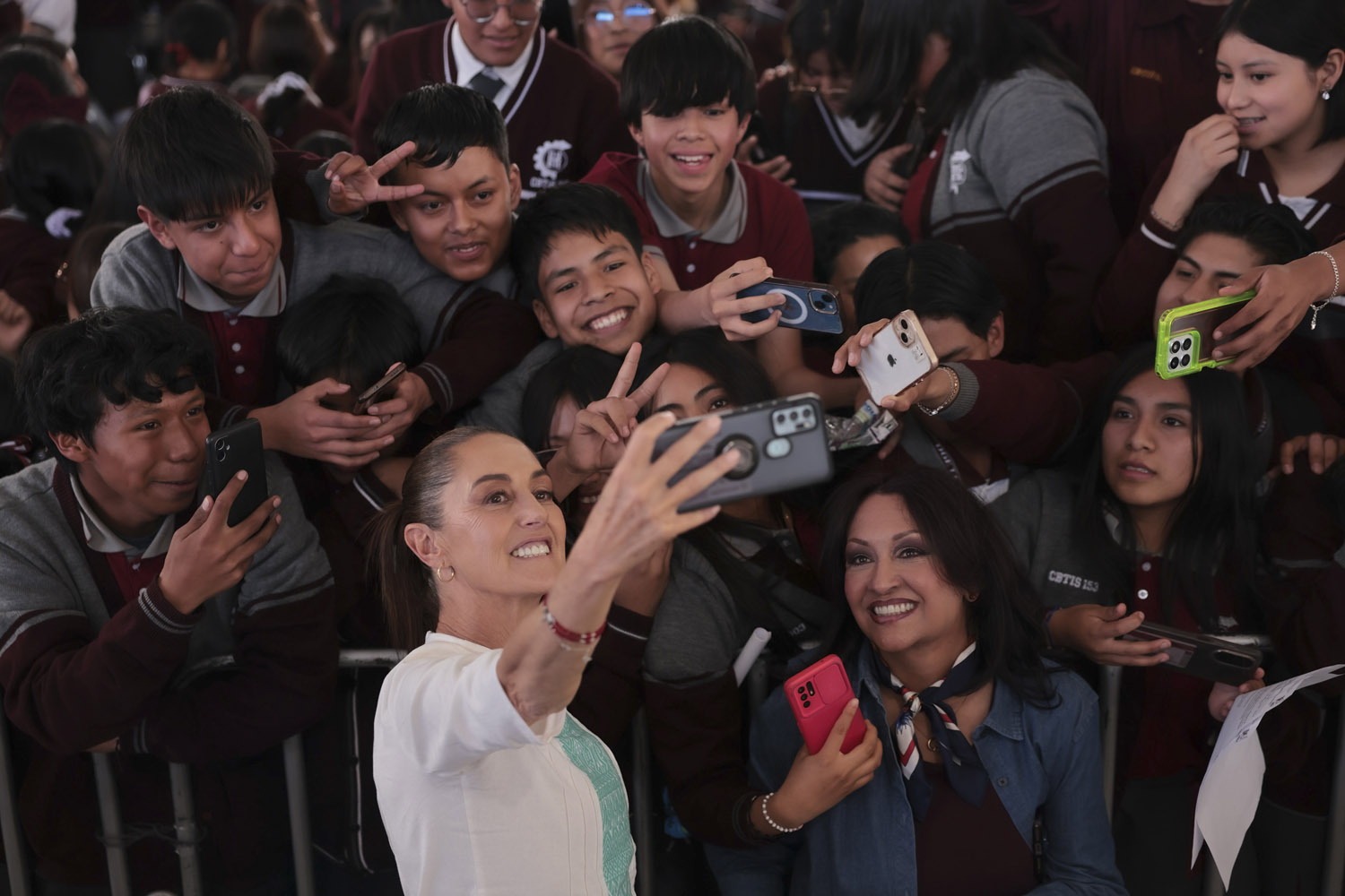 Presidenta Sheinbaum anuncia más lugares y nuevos planes de estudio en preparatoria