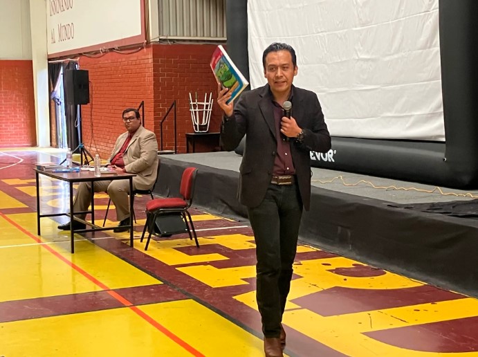 Sin acta de despido, Marx Arriaga resiste e inicia transmisión continua desde oficinas de la SEP