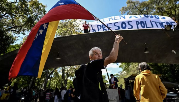 A un mes del secuestro: miles marchan en Caracas exigiendo la liberación de Maduro