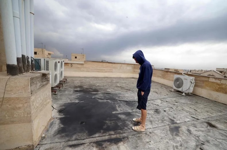 Cae ‘lluvia negra’ en Teherán tras bombardeos de Israel en tres depósitos petroleros de Irán