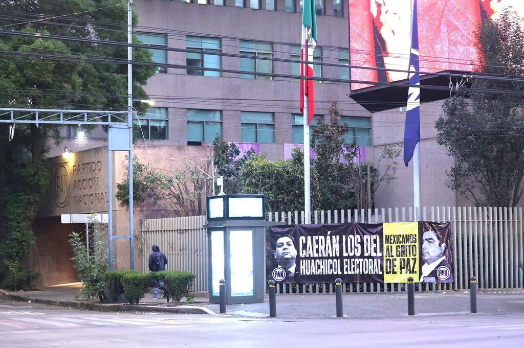 Exhiben al PAN en su propia casa: Mantas acusan a los hermanos del “huachicol electoral”
