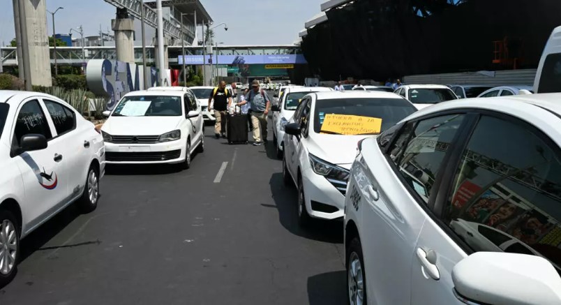 Presidenta Sheinbaum plantea revisar altas tarifas de taxis en aeropuertos