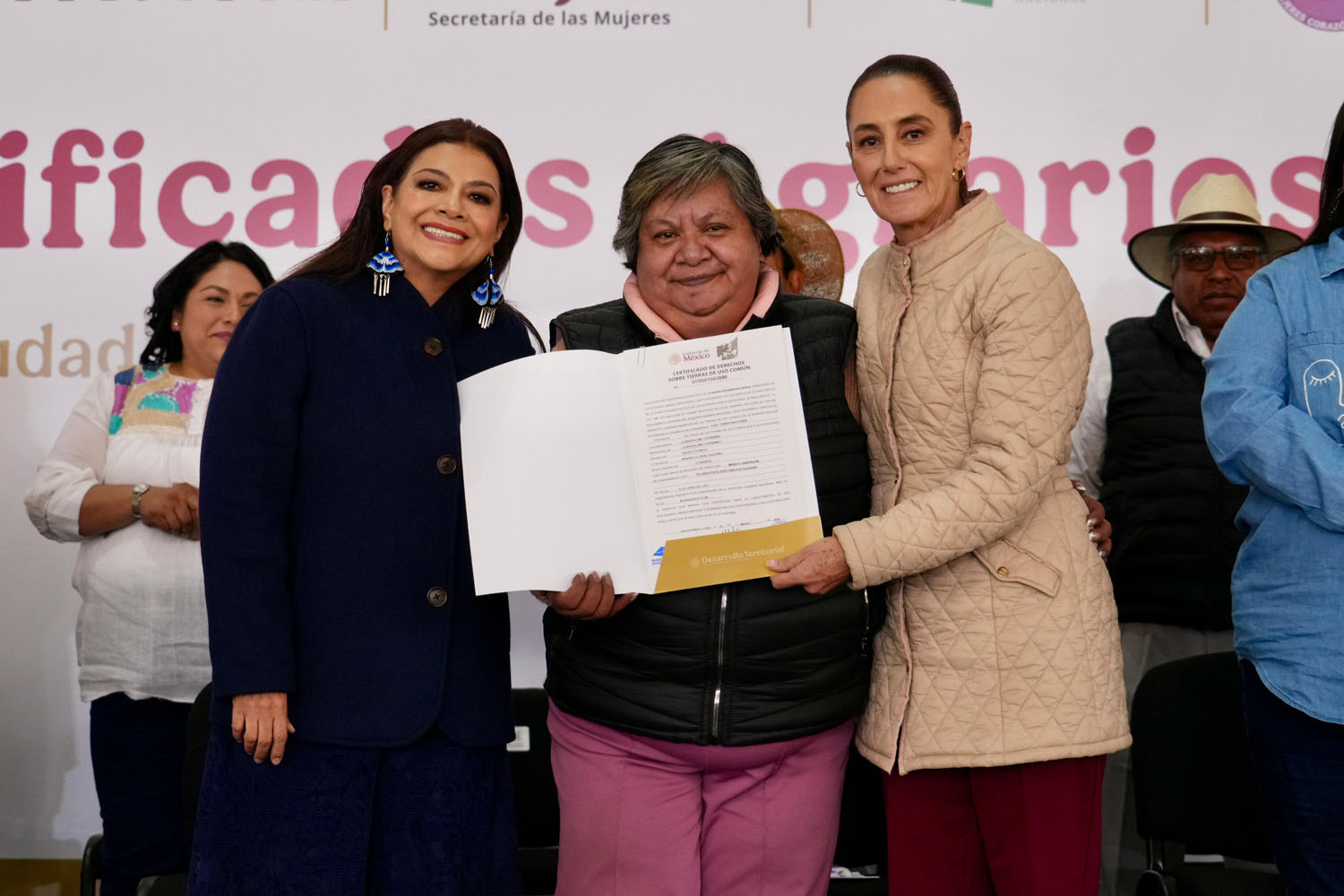 En Ciudad de México, Presidenta Sheinbaum entrega títulos agrarios a mujeres de Tlalpan