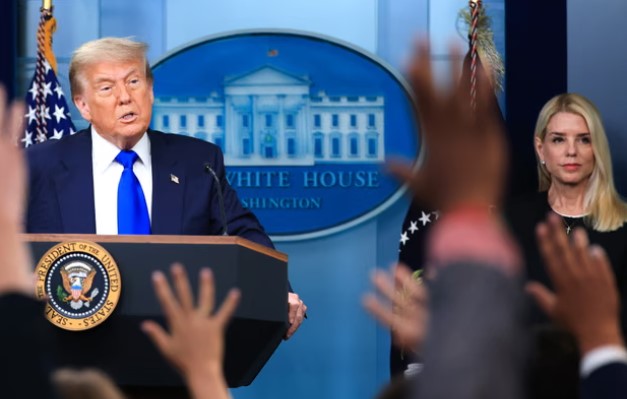 Trump destituye a la fiscal general Pam Bondi