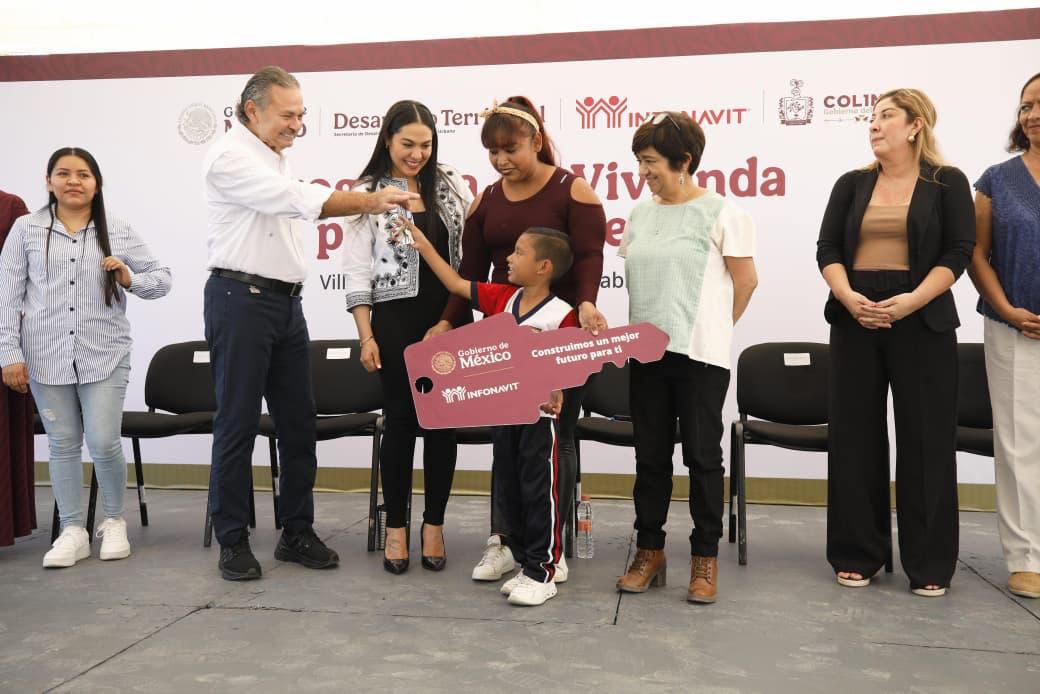 Infonavit realiza segunda entrega de viviendas del Bienestar en Colima