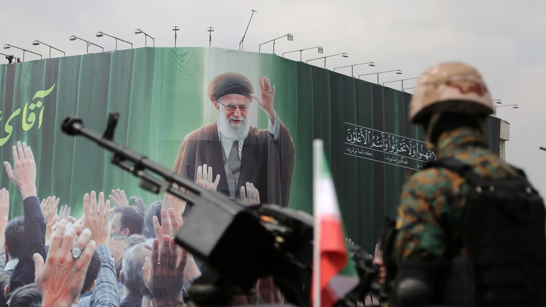 Irán analizará enriquecer uranio y alcanzar nivel armamentístico si Estados Unidos ataca nuevamente