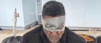 Abominable: soldado de Israel publicita joyería con un preso palestino sometido